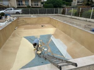 Rénovation de piscine par stratification Époxy avec finition Aquabrite