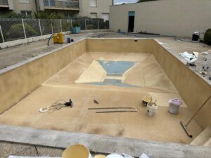 Rénovation de piscine par stratification Époxy avec finition Aquabrite