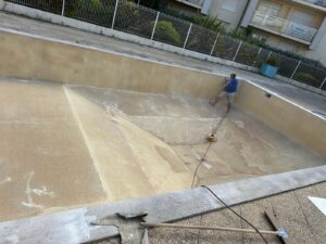 Rénovation de piscine par stratification Époxy avec finition Aquabrite