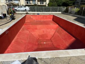 Rénovation de piscine par stratification Époxy avec finition Aquabrite