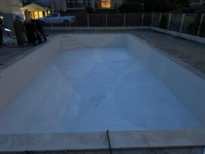 Rénovation de piscine par stratification Époxy avec finition Aquabrite