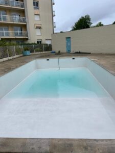 Rénovation de piscine par stratification Époxy avec finition Aquabrite