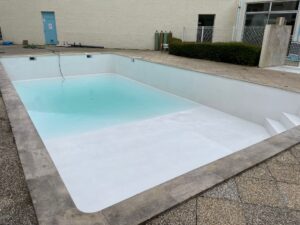 Rénovation de piscine par stratification Époxy avec finition Aquabrite