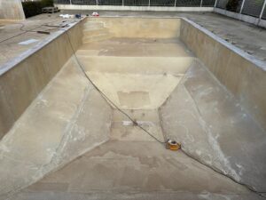 Rénovation de piscine par stratification Époxy avec finition Aquabrite